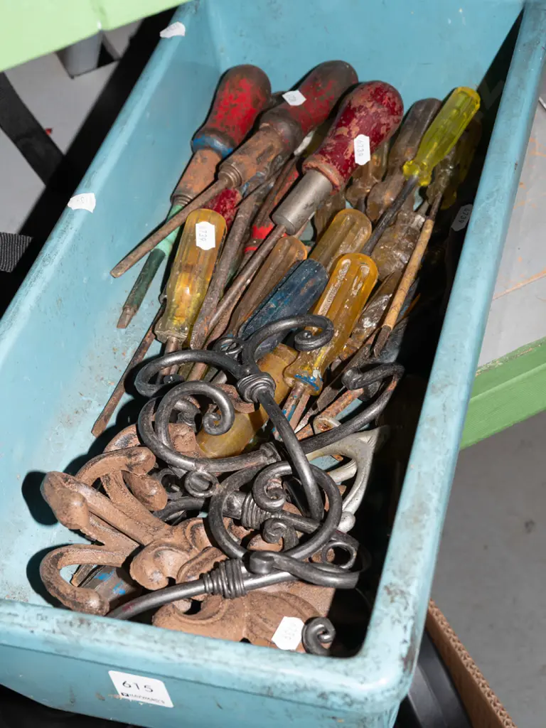 tub; screwdrivers, hooks Image 1++