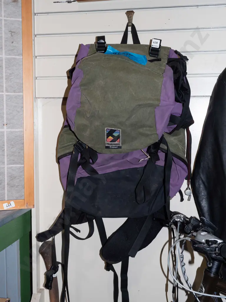 Hallmark Everest tramping pack Image 1++