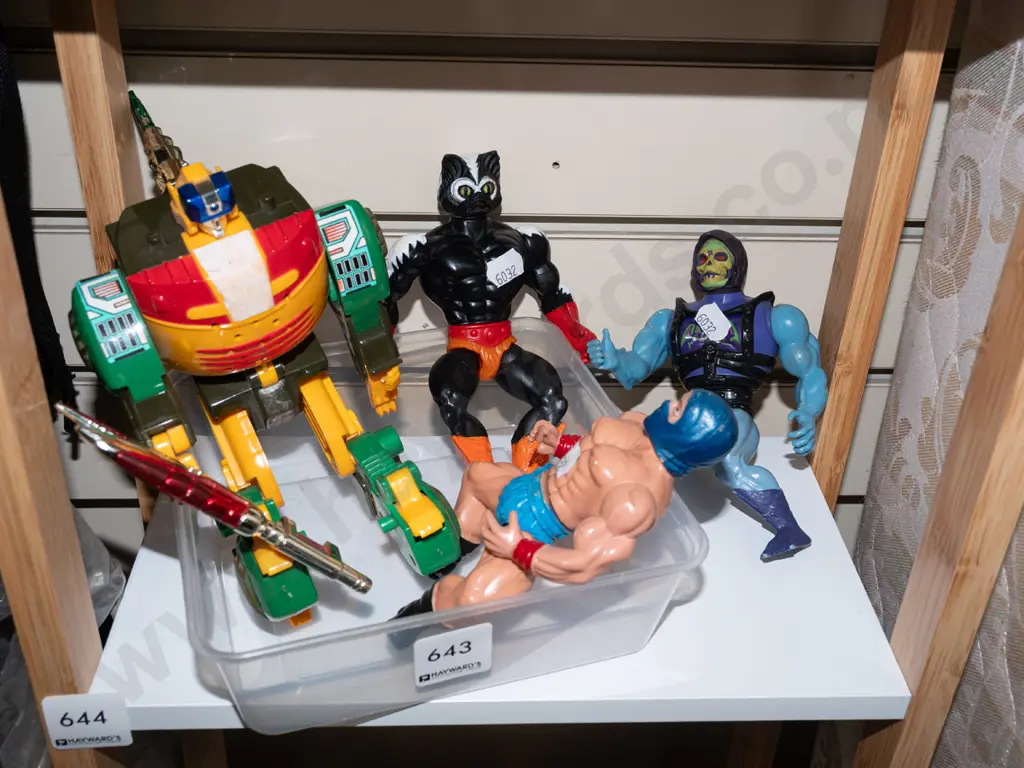 tub of 4 action figurines Image 1++