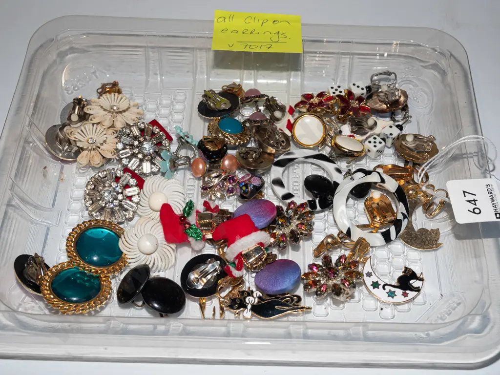 tray of costume jewellery Image 1++
