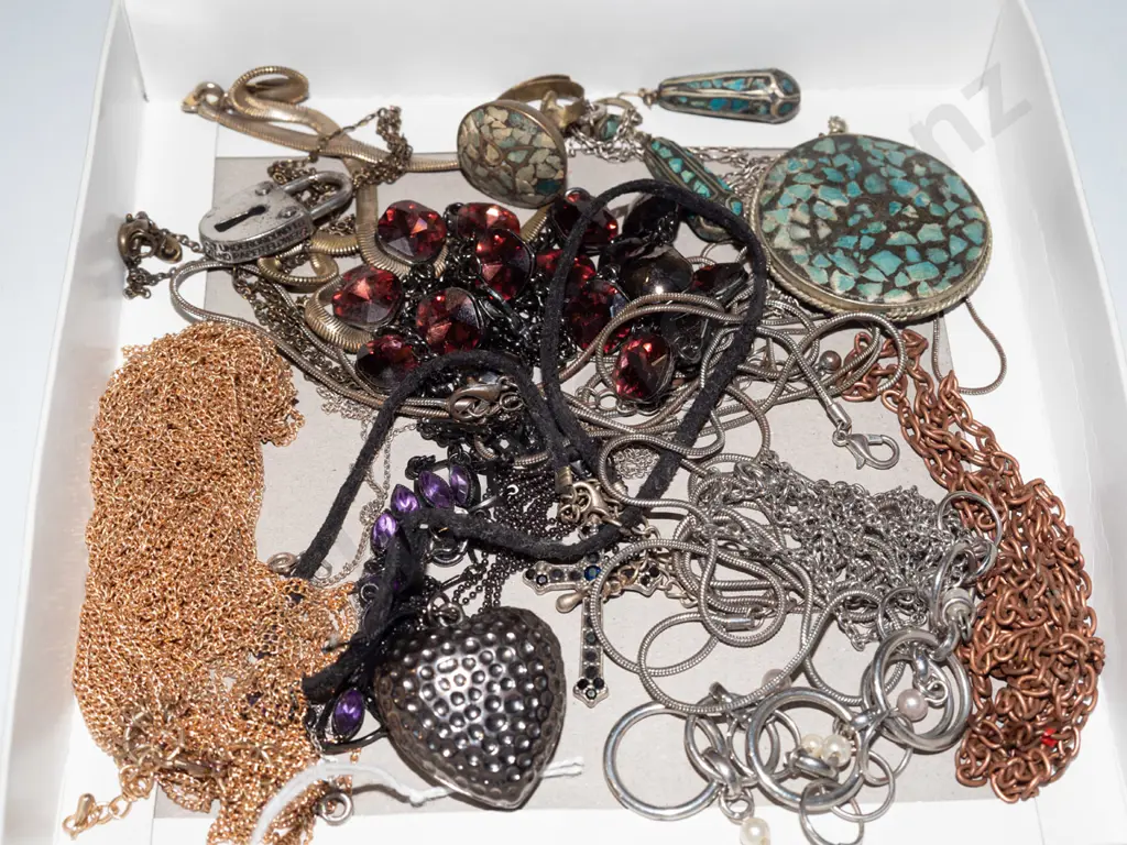 tray of costume jewellery Image 1++