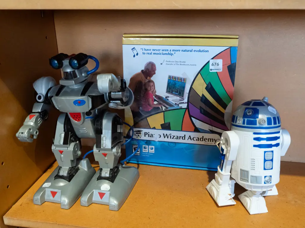 plastic robot, boxed piano wizard academy, R2D2 bottle Image 1++
