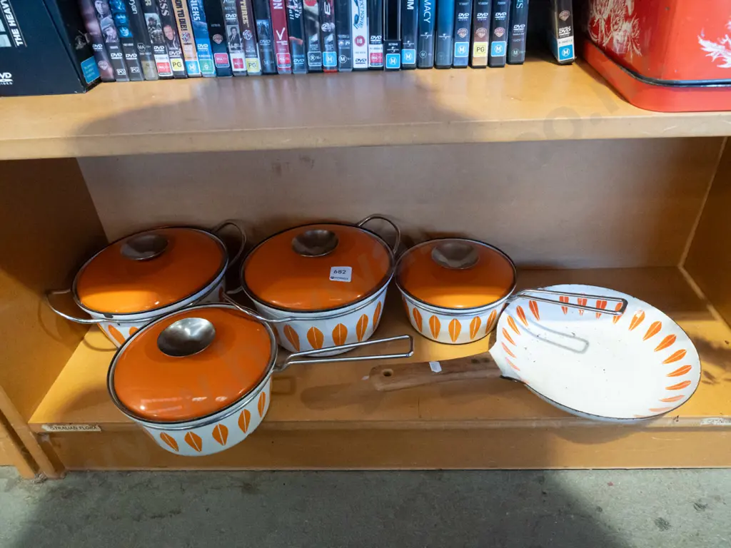 retro enamel pots and pans - staining on inside Image 1++