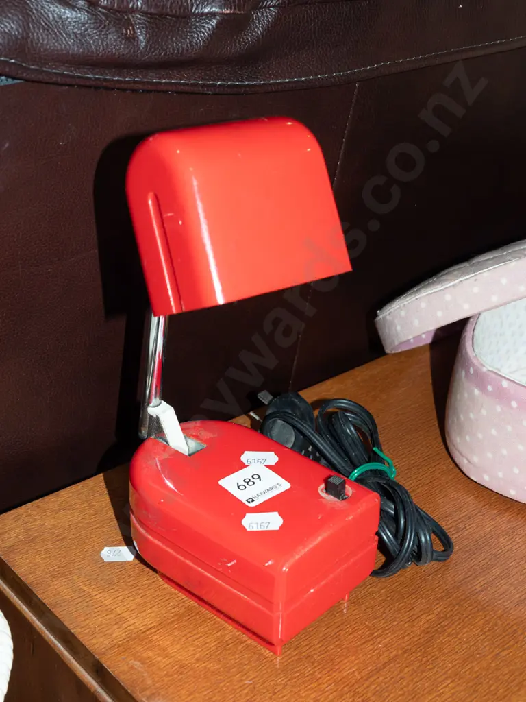 small red plastic desk lamp H240 Image 1++