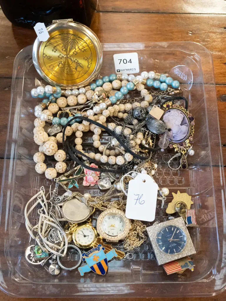 tray of costume jewellery Image 1++