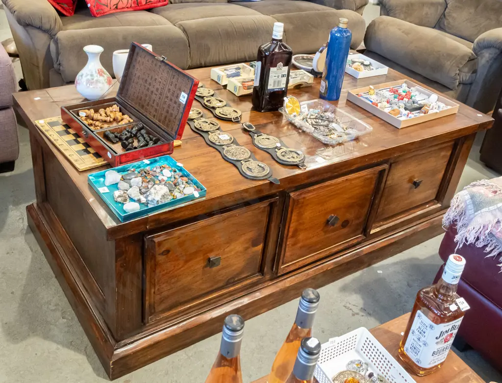 large heavy coffee table with 3 pull through drawers H500 W1450  Image 1++