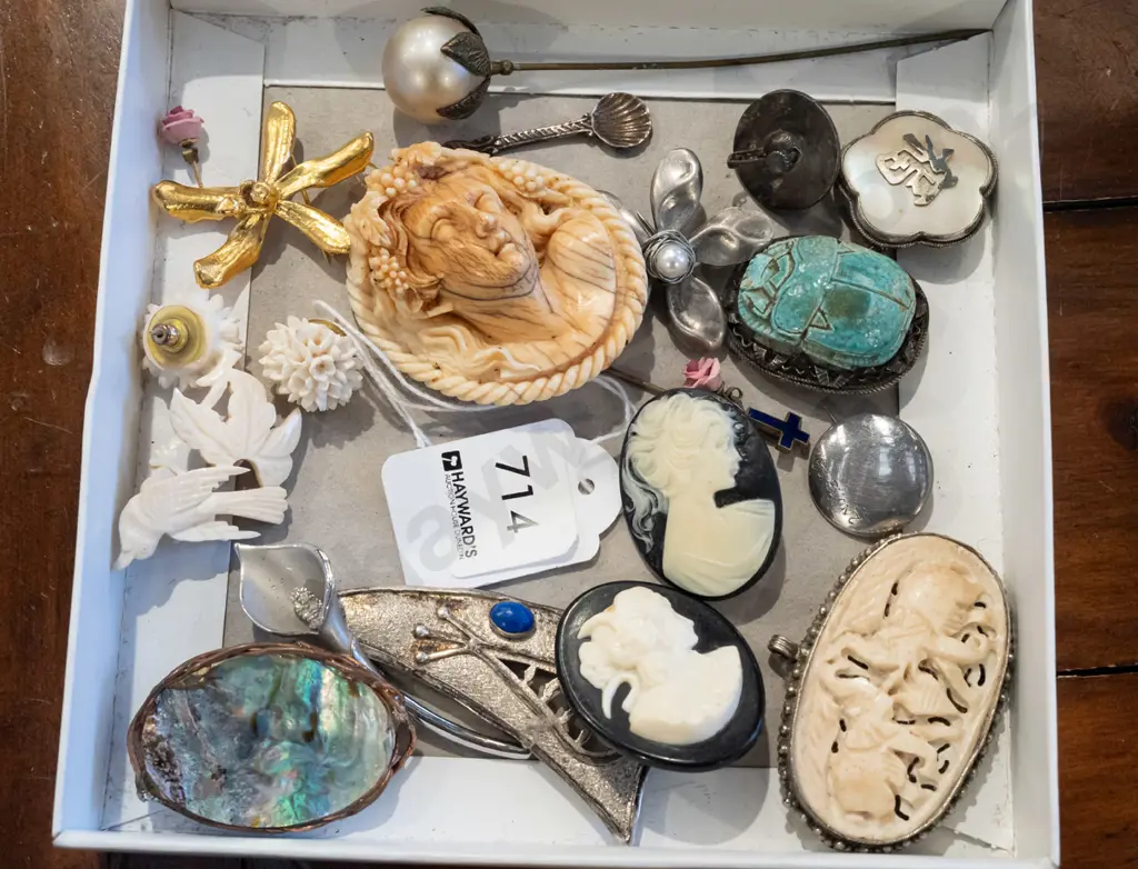 tray of costume and other brooches - sail style with blue cabachon stone stamped 925 Image 1++