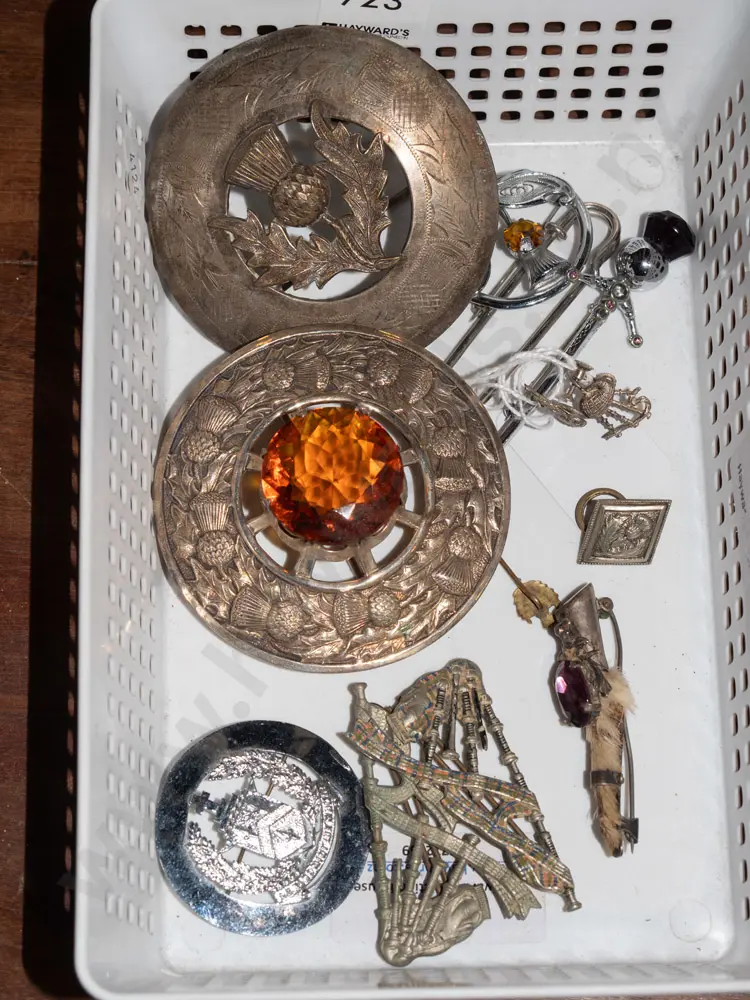 tray of various Scottish brooches  Image 1++