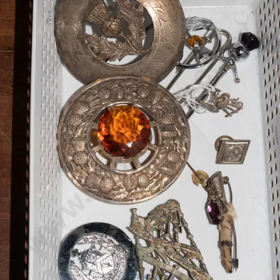 tray of various Scottish brooches 
