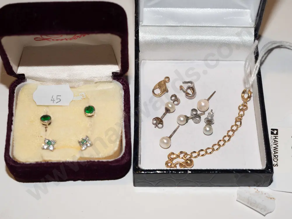 2x containers of earrings Image 1++