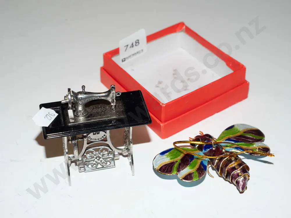 butterfly Xmas decoration & small sewing machine model Image 1++