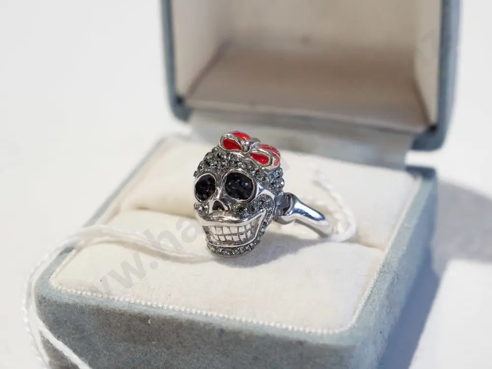 skull and diamante dress ring Image 1++