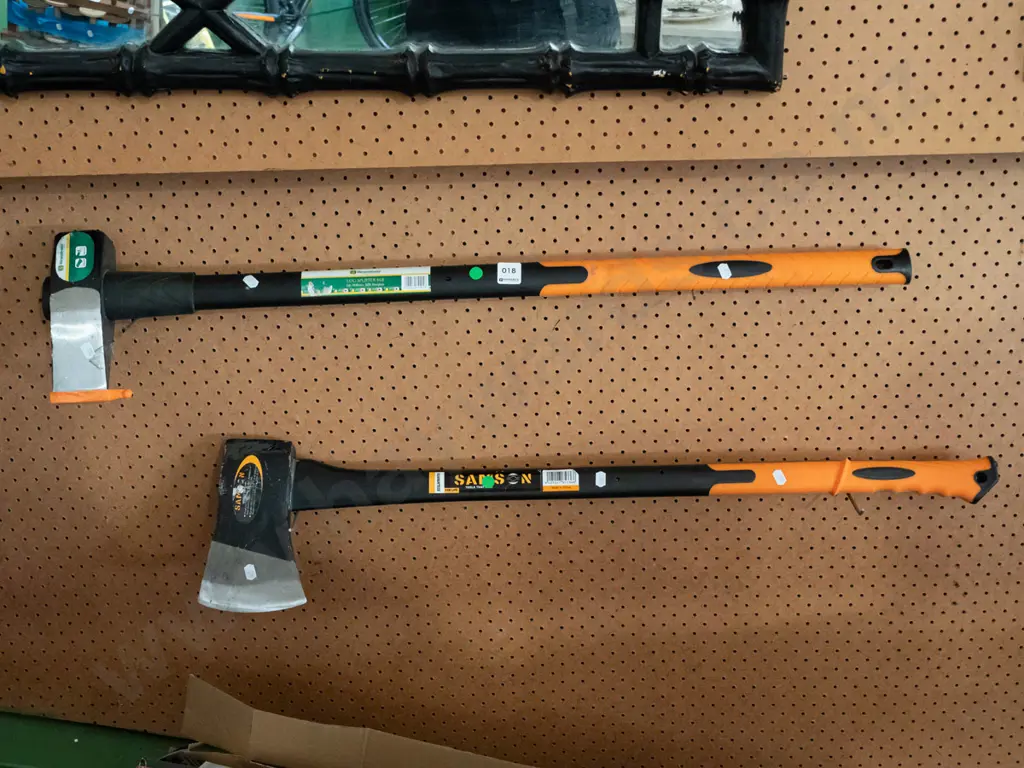 plastic handled log splitter, axe - green dots Image 1++