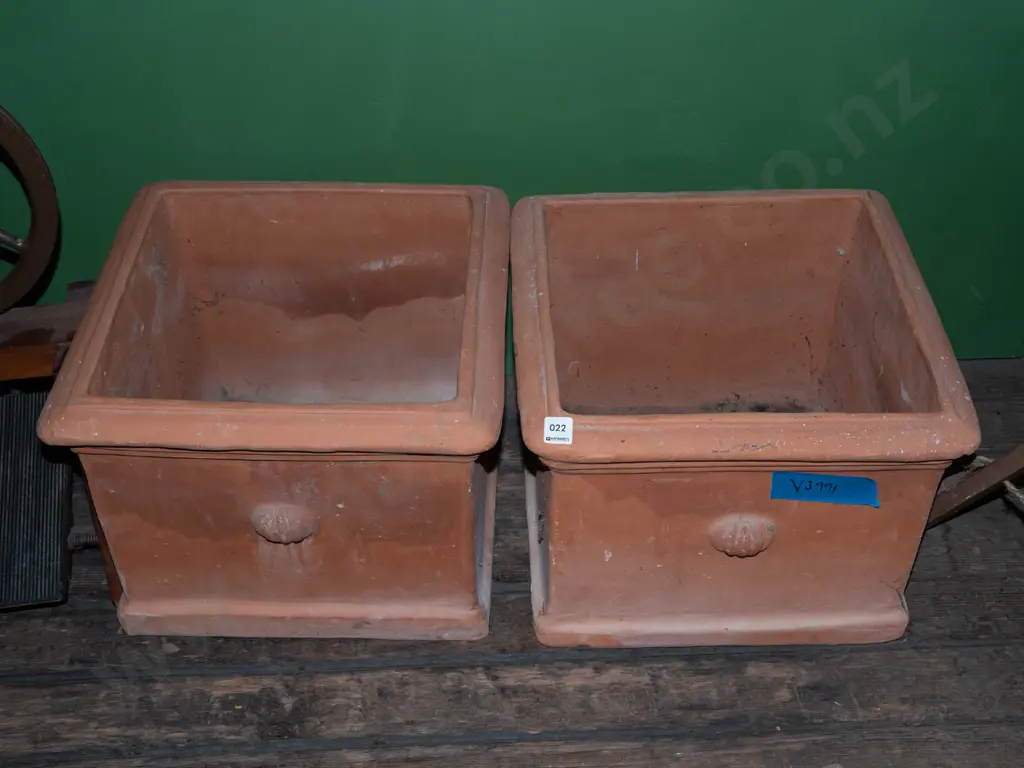 2x terracotta garden planters H340 W420 D420 Image 1++