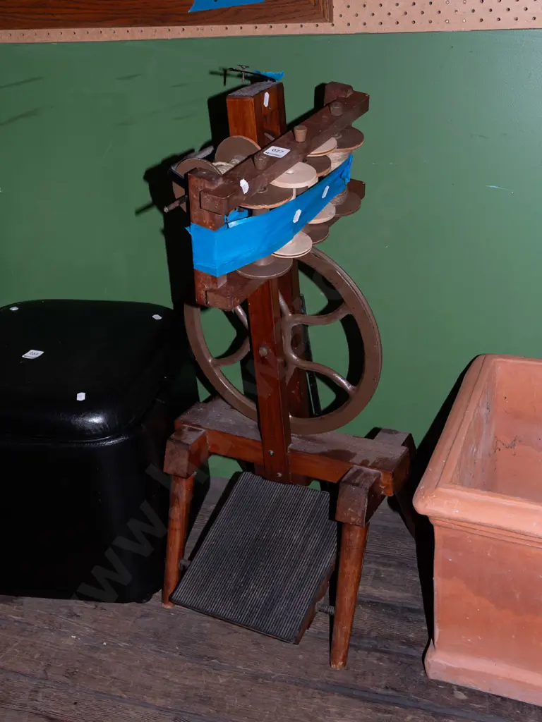 spinning rwhel and bobbins Image 1++