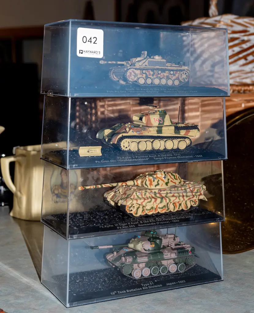 4x model tanks in plastic cases Image 1++