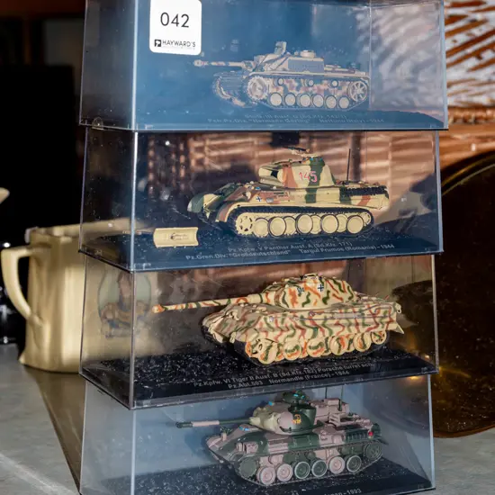 4x model tanks in plastic cases