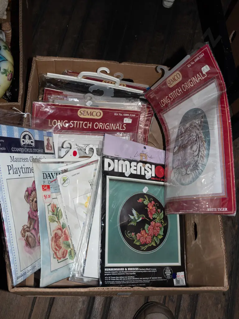 box; crafer's needlework kits Image 1++