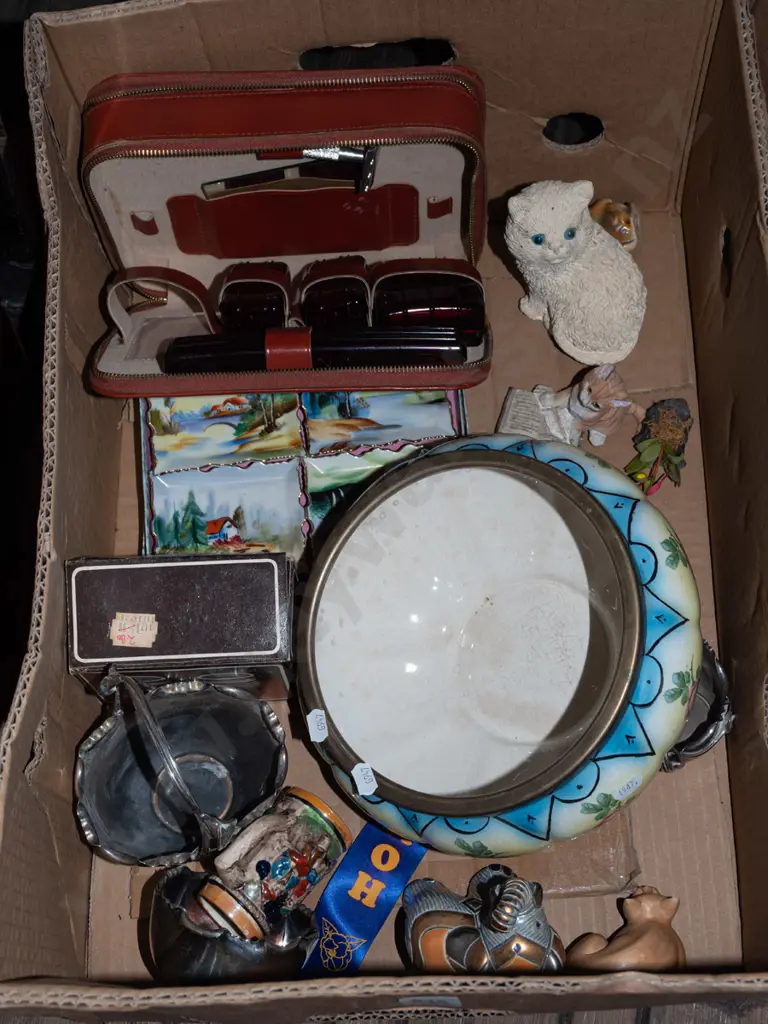 box; plated rimmed salad bowl, travel kit etc  Image 1++