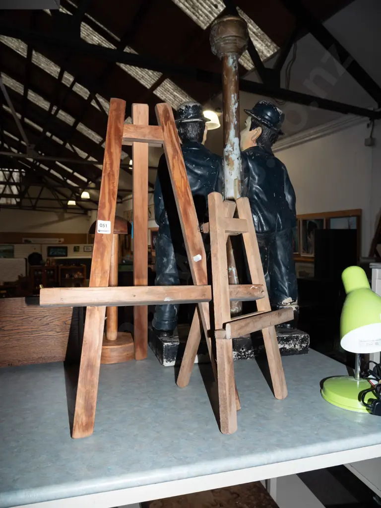 2x wooden easels Tallest H620 Image 1++