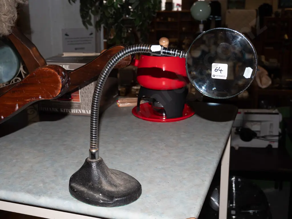 magnifying glass on stand Image 1++