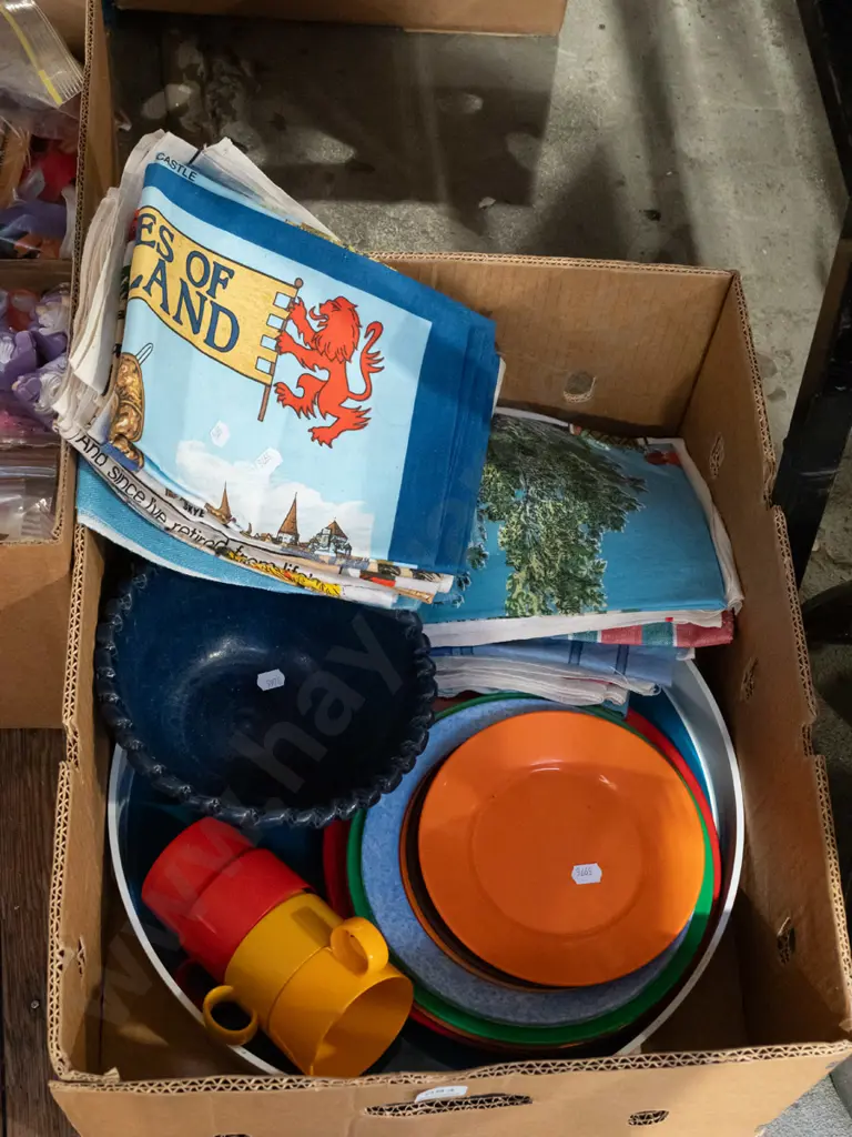 box; linen tea towels, plastic tray, plates etc Image 1++