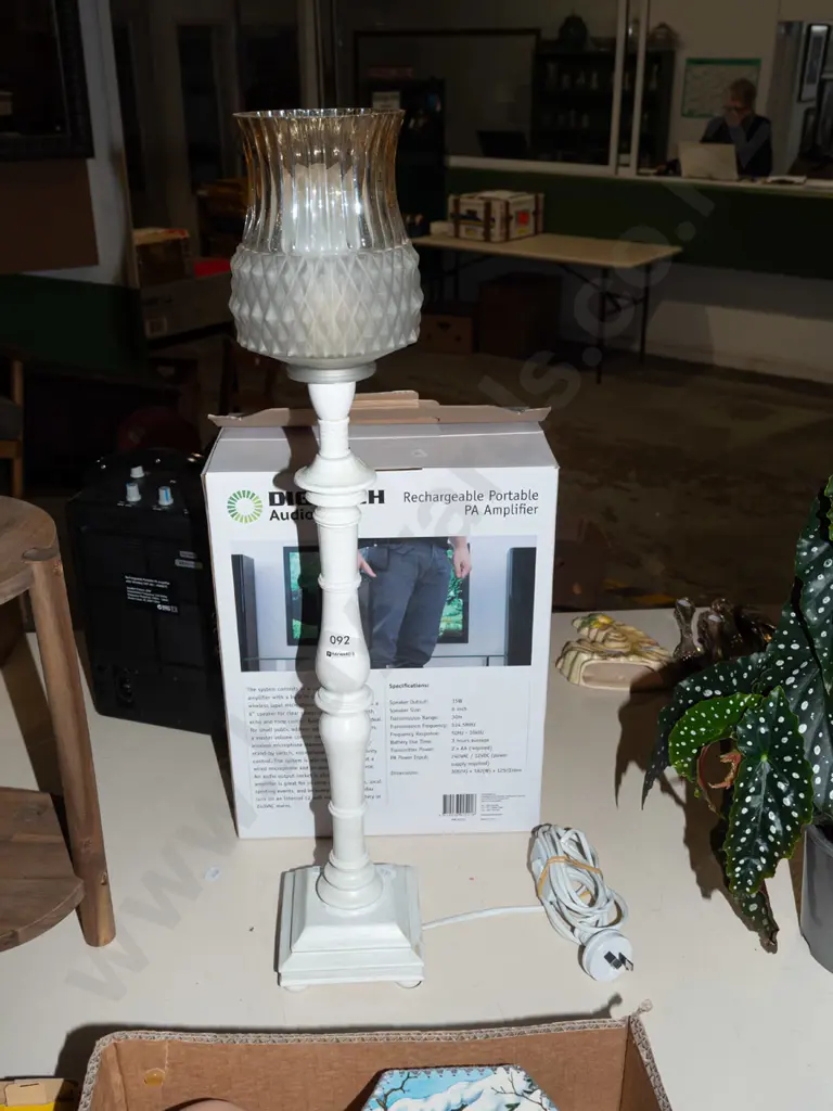 table lamp on turned white painted base H640 Image 1++