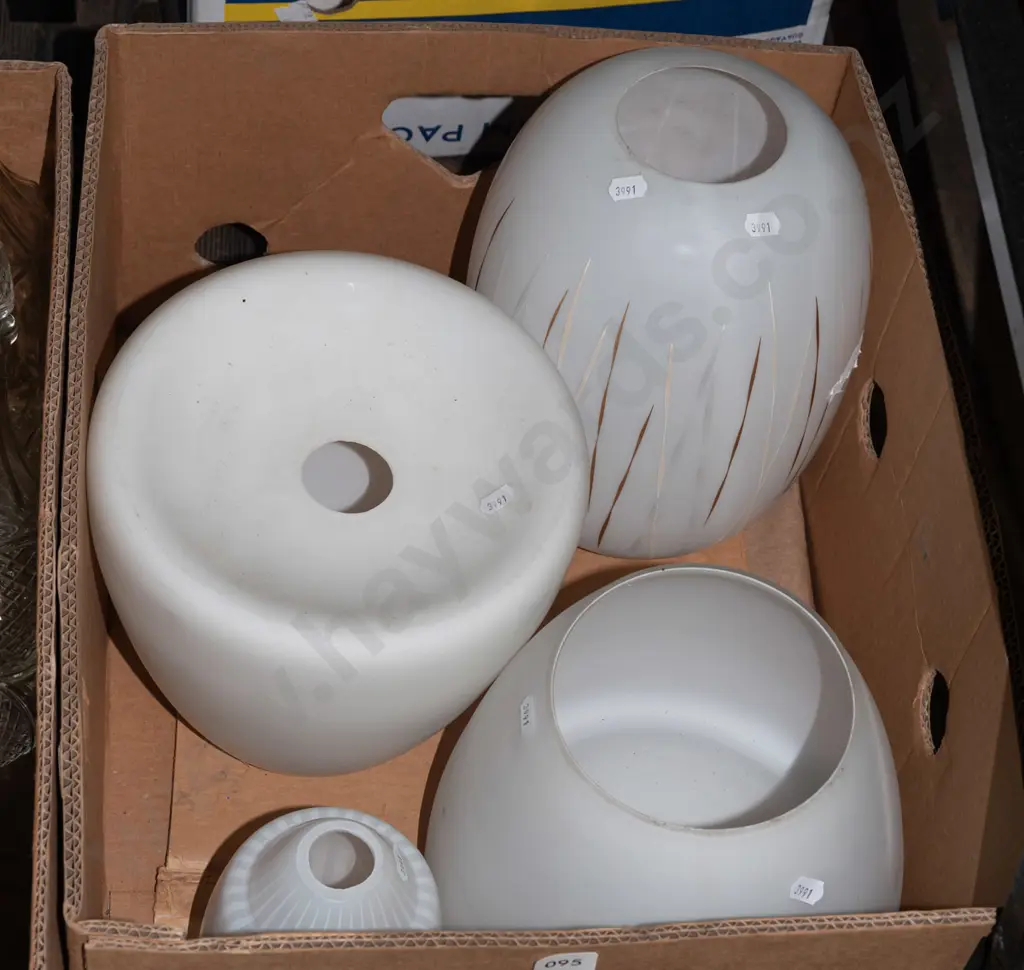 box; 4x various milk glass light shades Image 1++
