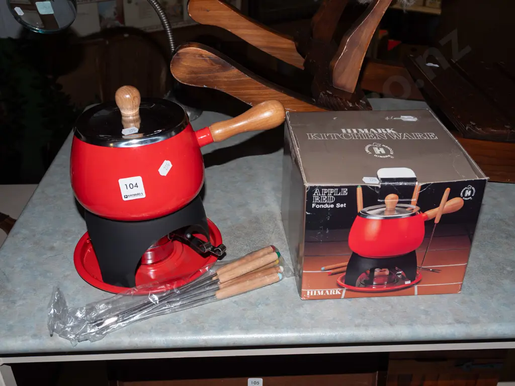 as-new boxed fondue set Image 1++