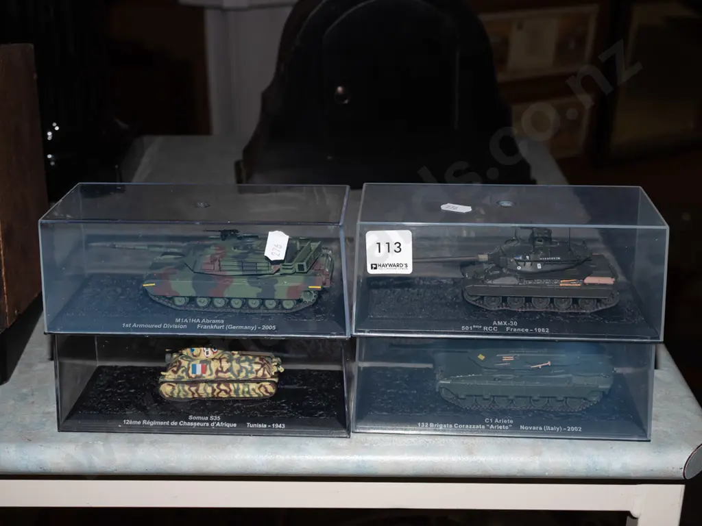 4x model tanks in plastic cases Image 1++