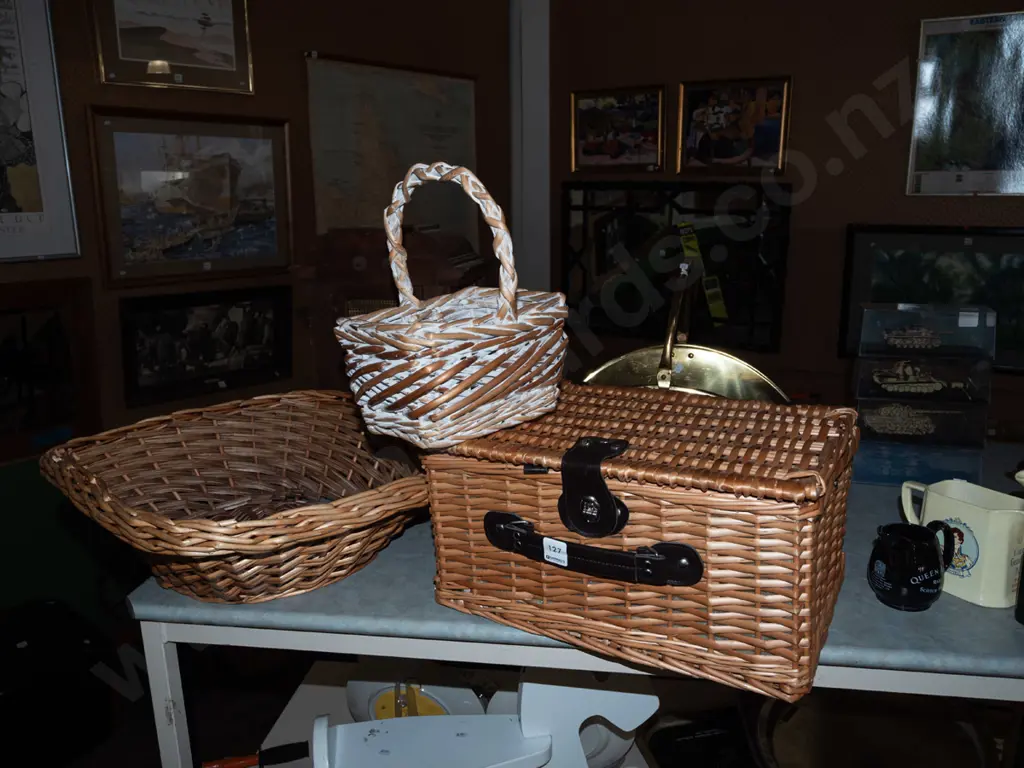 2x cane baskets, small picnic hamper Image 1++