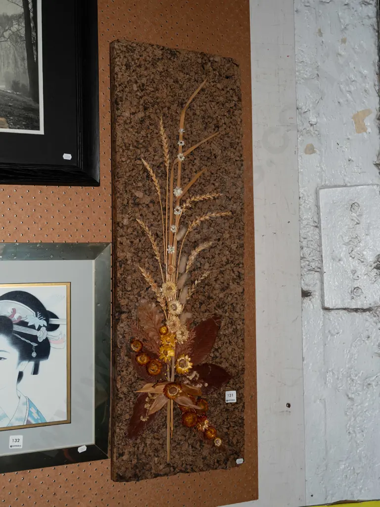 dried flowers on cork board H920 Image 1++