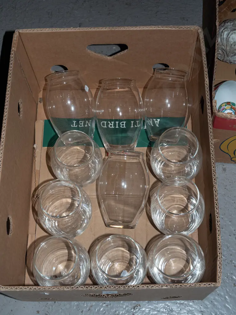 box; clear glass vases H165 Image 1++