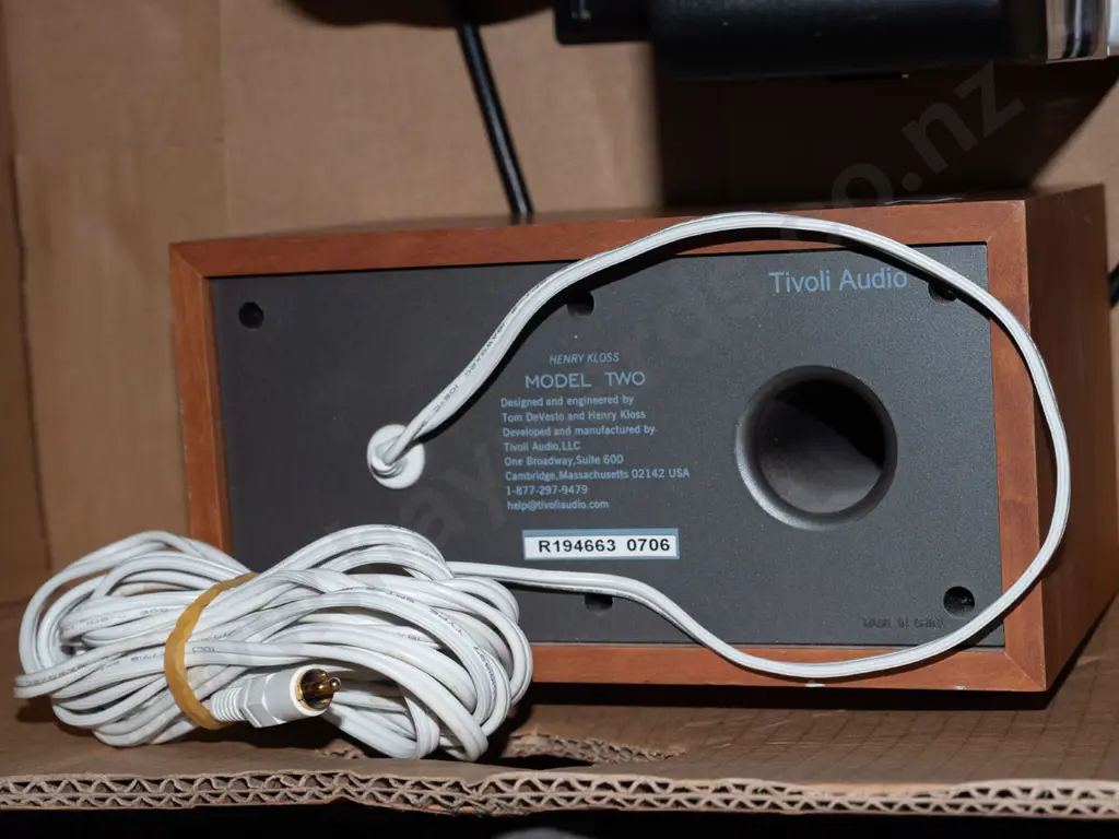 box; Delonghi espresso machine, Tivoli audio extension speaker, Helios speaker - no charging stand Image 1++