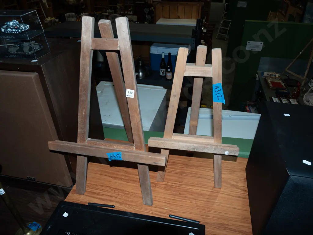 2x wooden easels H660 Image 1++