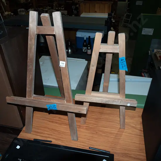 2x wooden easels H660