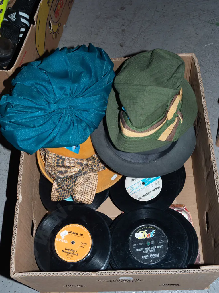 box; ladies hats, 45s etc Image 1++