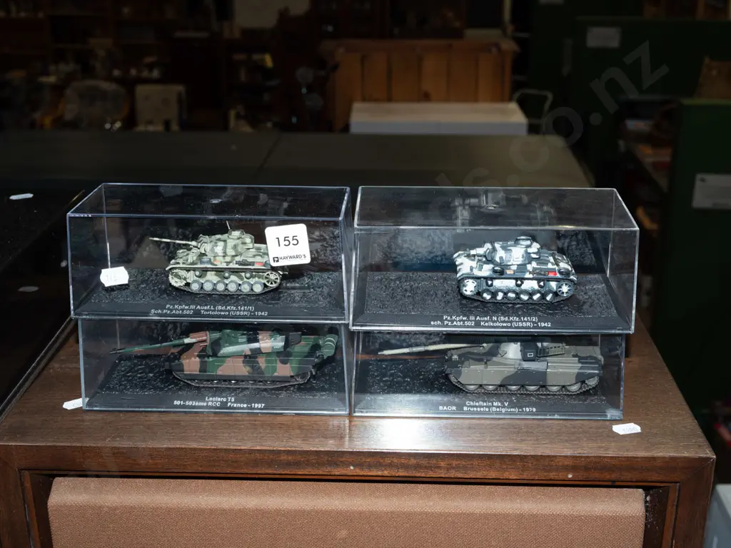 4x model tanks in plastic cases Image 1++