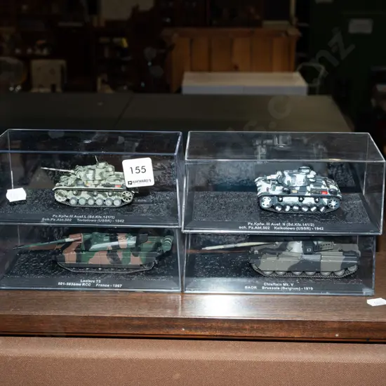 4x model tanks in plastic cases