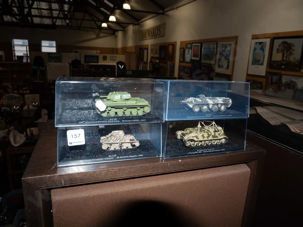 4x model tanks in plastic cases Image 1++