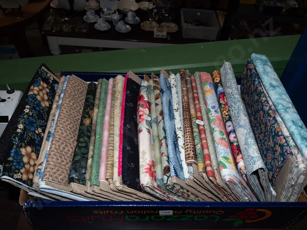 box; fabric pieces Image 1++