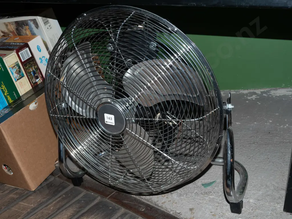 chrome Number 8 floor fan L460 Image 1++