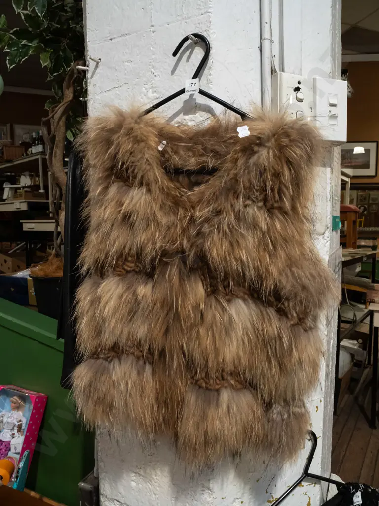 small ladies fur vest Image 1++