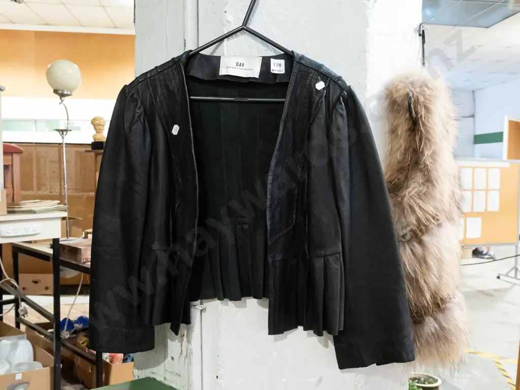small sized black leather ladies jacket Image 1++