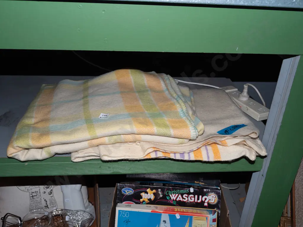 2x woollen blankets Image 1++