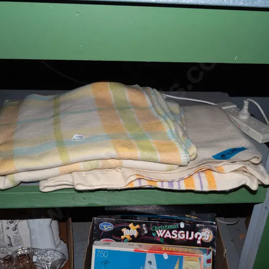 2x woollen blankets