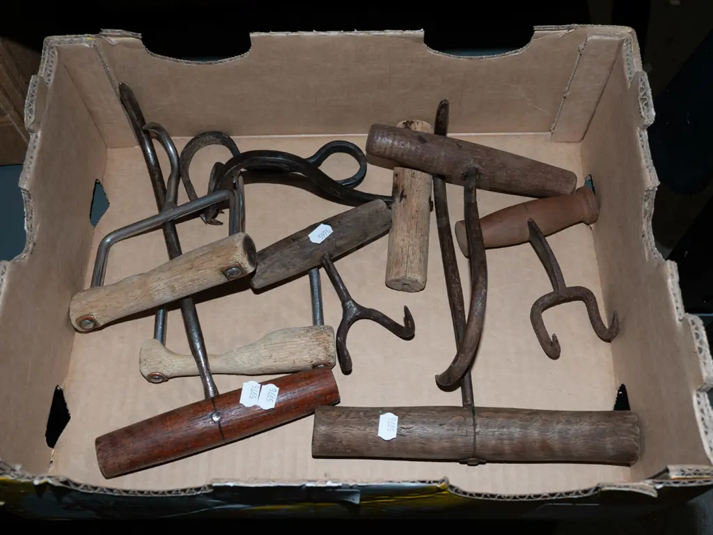 box of bale hooks Image 1++