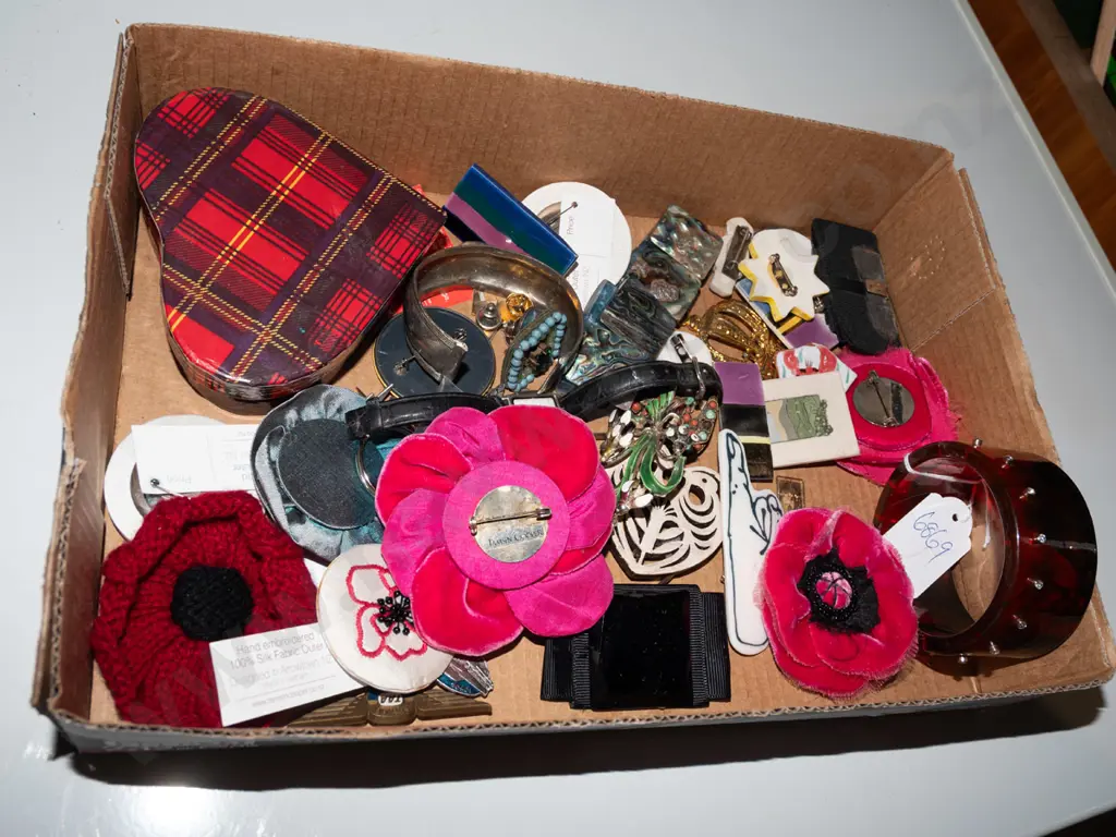 box of costume jewellery Image 1++