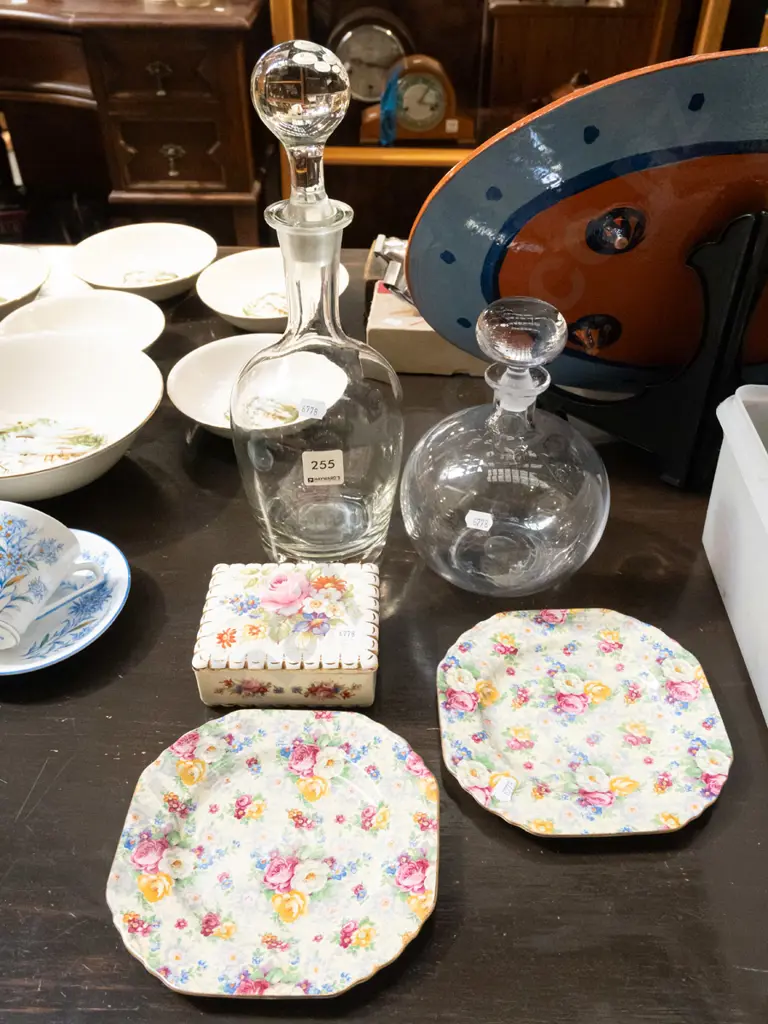 2x all over floral plates, trinket box, 2x decanters H350 Image 1++