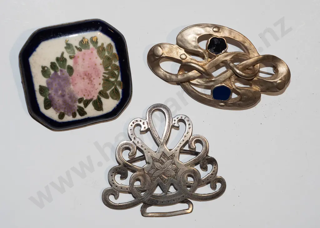 tray of 3 decorative brooches Image 1++